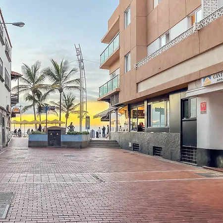 A 20 M A Pie De La Playa Canteras Salvador Cuyas